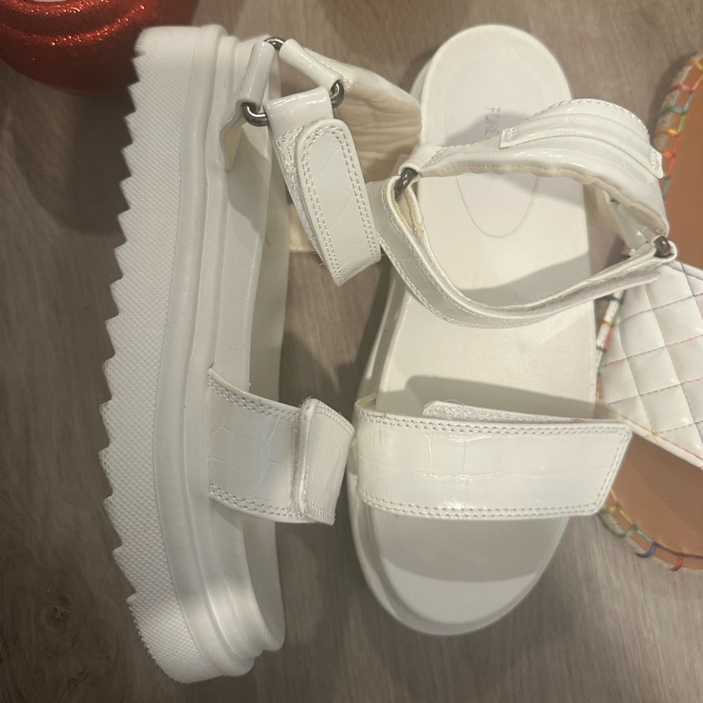 Platform sandals - Picture 2 of 2